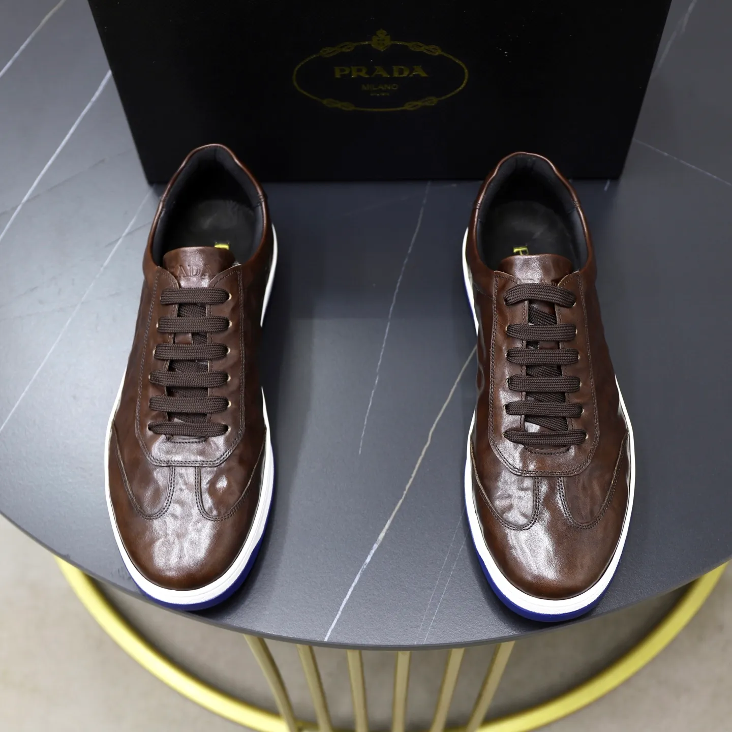 Factory price: 💰640 Prada classic men’s lace-up casual shoes | Imported cowhide upper | Upper stitching layered design, light and breathable | Soft and comfortable | Decorated with PRADA letters on the side | Distinctive sports style, showing the brand style | Lightweight concave and convex pattern rubber soles | Matched with cowhide foot pad lining | Excellent foot feel, fashionable and elegant | Size: 38-44 (45 customized)